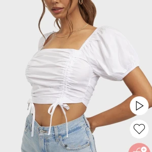 Vit topp från Missguided - En vit söt topp från Missguided i storlek 36. Den är använd endast en gång och är i nytt skick. 