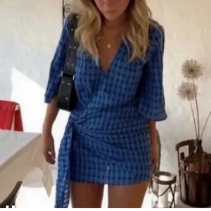 Rutig Zara klänning  - Säljer denna superfina Zara klänning som ej går att få tag i längre. ❤️ Prislappar kvar, aldrig använd. I storlek M men hade kunnat passa både mindre/större då den går att justera via banden man knyter ❤️