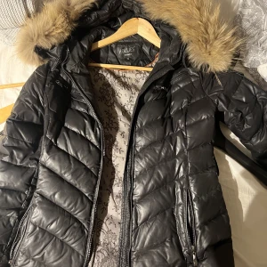 Hollies jacka med äkta päls  - Säljer min Hollies jacka med äkta päls. Helt ok skick. Köpt för flera år sedan. Storlek 38 (S/M). Finns i Stockholm. 