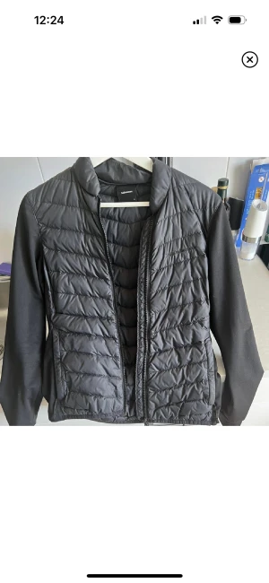 Hybridjacka - Säljer min hybridjacka då den dessvärre är förliten. Storlek s. Knappt använd och ser ny ut. Från peak performance! Kan skicka bild med den på vid intresse!