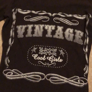 Långärmad Babytee  - Halterneck detalj Glitter text