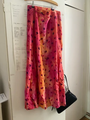 Sommar kjol - Knappt använd kjol, i storleken 38/ M. Med ett resårband i midjan samt slitsar ner till, spårbar frakt 59  ❤️