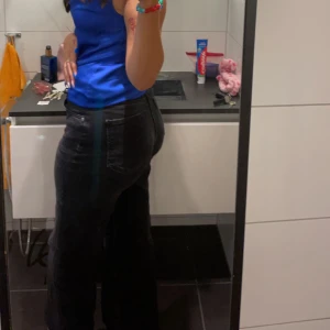 Jeans från Madlady - Sjukt smickrande byxor! Sitter som en smäck! Stl 38, tall. Använd ett fåtal gånger. Nypris 649kr, mitt pris 450kr. 