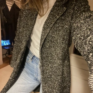 Knälång kappa Bikbok - Spräcklig knälång kappa från Bikbok i fint skick. Svart/Vit