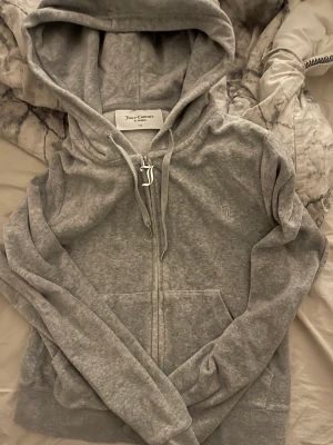 Juicy kofta 💞💞 - Säljer min älskade juicy kofta, strl M men sitter mer som en xs/s men passar bra till mig som ofta bär s. 