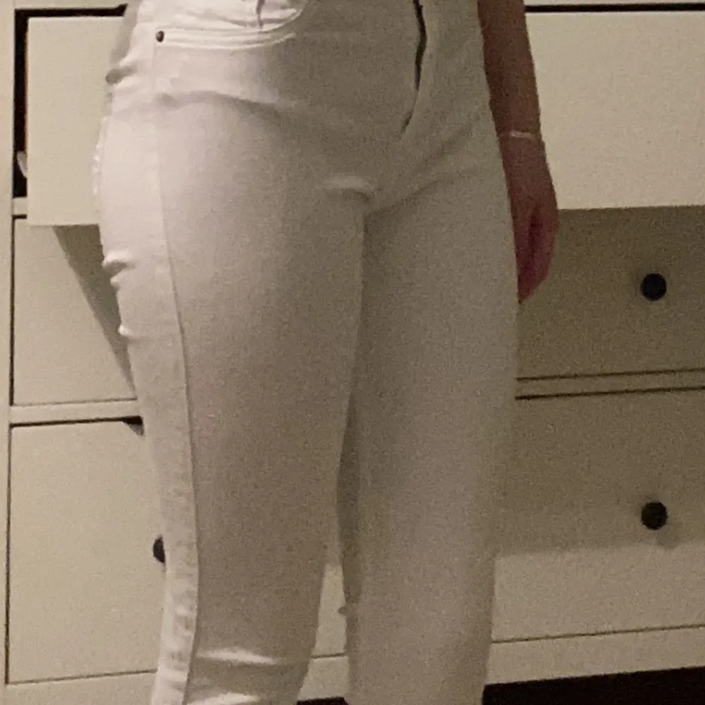 Vita skinnyjeans nästan aldrig använda. Jeans & Byxor.