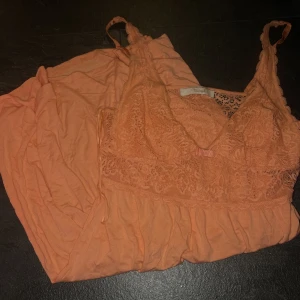 NATTLINNE  - Använd ca 4ggr.  Inga defekter som ny.  Nypris 500;-kr  Färg /- Coral 