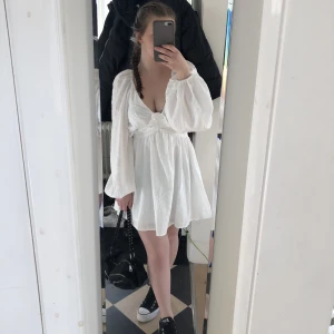 Vit klänning - Superfin vit klänning ifrån NA-KD. Passar så bra till sommaren, student,skolavslutning elle midsommar. Storlek 32. Säljer pga passar inte mig i midjan då jag är en 36/34