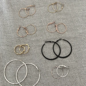8 par örhängen  - De flesta från guldfynd! Ett par kostar mellan 18-25kr, beroende på vilket. Köp alla för 125kr! Dessa är 100% oanvända 🩷