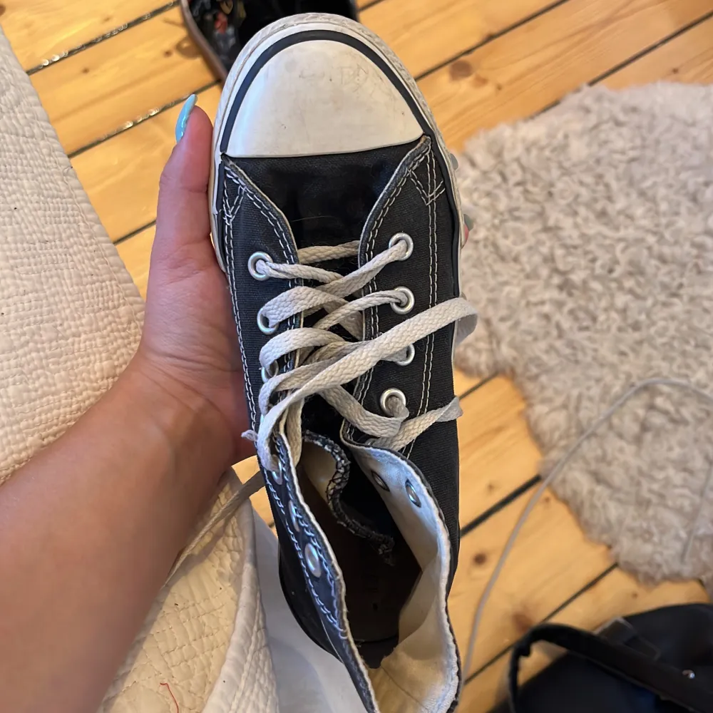 Svarta höga converse. Ganska välanvända men går att slänga in i tvättmaskinen. Står att de är storlek 34 men passar nästan mig som har 37. Skor.