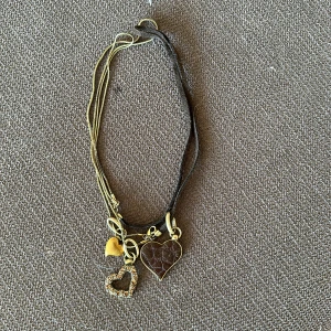 Halsband  - 3 hjärtan