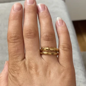 Safira ring  - DOUBLE HAMMERED RING från Safira, använd någon enstaka gång. Nypris 599kr