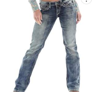 Ett par super snygga låg midjade jeans som jag aldrig använt då dom it va min stil❤️