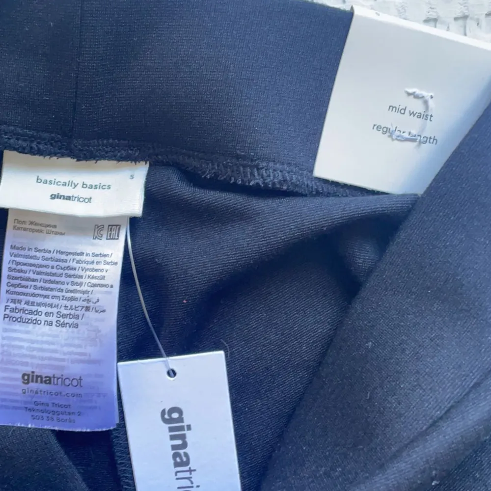 Svarta basic leggings från Gina tricot. Helt oanvända då dom köptes i fel storlek och glömde lämna tillbaka. . Jeans & Byxor.