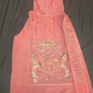 Vintage Juicy Couture  - Säljer mitt andra Vintage Juicy Couture i en lite mörkare rosa💞 Dock har 2 av metallbitarna på byxorna lossnat då jag köpte de så av en tjej🤷🏻‍♀️ Dock inget man tänker på🫶🏻 Passar med Xxs-Xs och kanske smal🤷🏻‍♀️ Kp för mer information eller bilder🫶🏻
