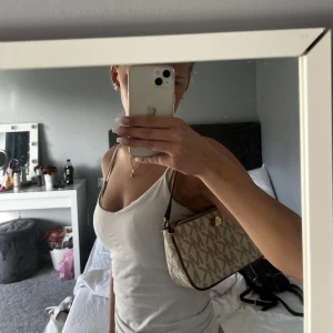 Michael kors väska  - Säljer nu min fina Michael kors väska då den inte kommer till andvädning längre. Den är äkta och köptes i Dubai 2020, säljer den då den inte kommer till andvändning längre. Nypris 1300