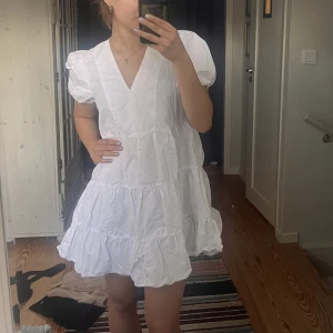 Zara klänning - Finns ej att köpa längre, nyskick. Skrynklig på bilden!!❤️