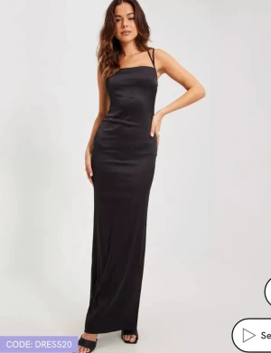 Svart satin balklänning (med öppen rygg) - Svart satin balklänning med öppen rygg, bara använd en gång på balen. Den är så fin och storleken är slutsålt på nelly❤️