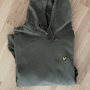 Lyle & Scott hoodie  - Använd 1 gång, Nyskick.  Färg: oliv/mörkgrön.  Säljer vid rimligt bud 