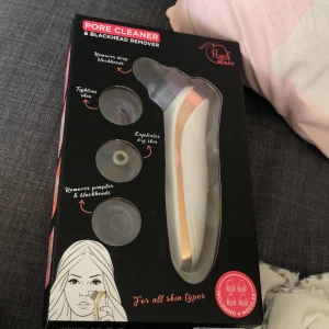 Pore cleaner & blackhead remover  - Rengör porerna med denna rengöringsapparat från Normal! Helt oanvänd och batterier ingår i paketet. Man kan välja mellan 4 olika former och rengöringsmetoder. Funkar för alla hudtyper. 