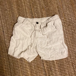 Linnes skjorts - Snygga linnes byxor som tyvär har blivit lite små. Passar perfekt att ha till sommaren 