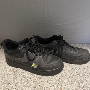 Nike Air Force Black - Nypris 1200kr, stått utan att vara använda på 2,5 år. Något ”creased”