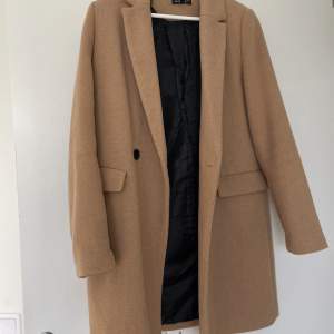 Brun fin kappa från Zara säljs  Storlek S  Fint använd, fodret på insidan har ett hål (syns inte)  Köpt i Norge för 790NOK, säljs nu för 295