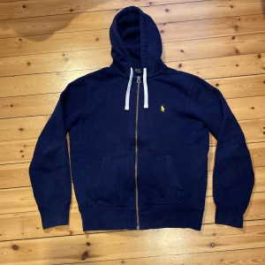 Polo Ralph Lauren zip hoodie  - Väldigt bra skick. Storlek S men sitter som en M.