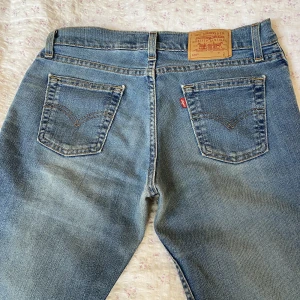 Lågmidjade levisjeans - Low waist levisjeans i modellen 518 superlow bootcut. Köpta secondhand men tyvärr va de försmå, därav inga fler fitpics. Har en scratch på baksida lår men inget som syns vid användning, bild finns. Mått från förra ägaren: höft - 100cm, längd - 95cm.