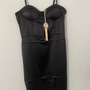 Klänning - Säljer denna fina klänning som jag köpte i en butik i Italien, köpte den för ca 200kr säljer den för 150kr köparen står för frakten!