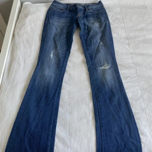 Lågmidjade jeans Guess - Säljer jeans i nyskick från Guess! Nypris ca 1500. Innerbensläng är 86 och midjemåttet 74 men materialet är stretchigt💖💖💖