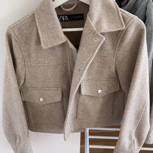 Jacka - En supersnygg ljus beige jacka från zara, inte använd en ända gång. Det är som en lite kortare kappa och i storlek S, original pris ligger på 400kr