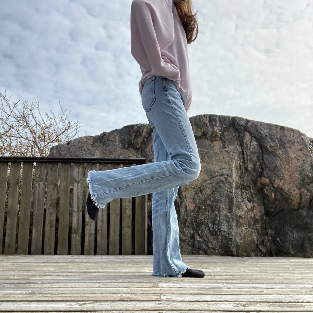 Ett par bootcut jeans från Gina tricot i storlek 32, fransade i ändarna och midwaist. Använda men i fint skick, sista bilden är lånad, bara att kontakta vid frågor💓. Jeans & Byxor.