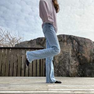 Ett par bootcut jeans från Gina tricot i storlek 32, fransade i ändarna och midwaist. Använda men i fint skick, sista bilden är lånad, bara att kontakta vid frågor💓