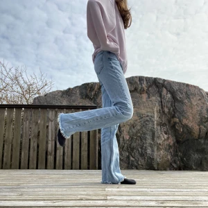Bootcut jeans Gina tricot  - Ett par bootcut jeans från Gina tricot i storlek 32, fransade i ändarna och midwaist. Använda men i fint skick, sista bilden är lånad, bara att kontakta vid frågor💓