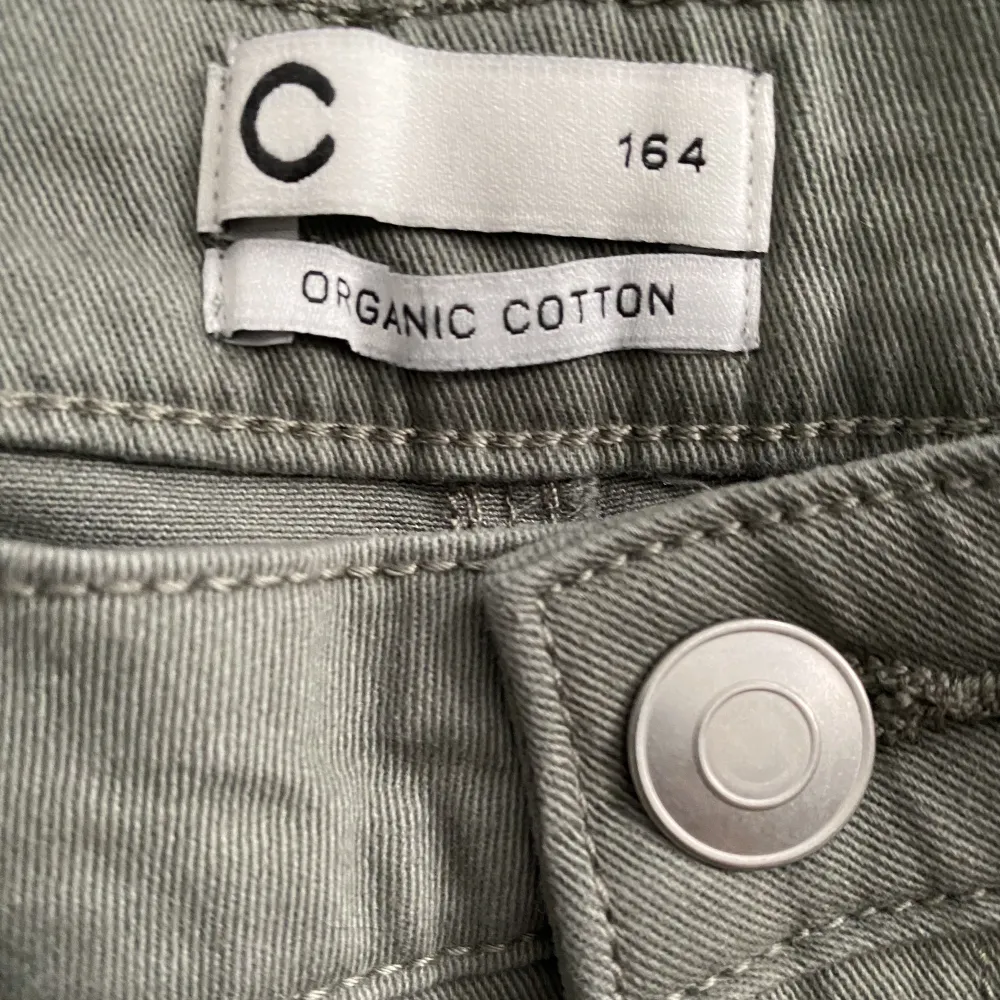 Ett par gröna cargojeans från Cubus barnavdelning i storlek 164, använda ett par gånger. Köpet är bindande.. Jeans & Byxor.