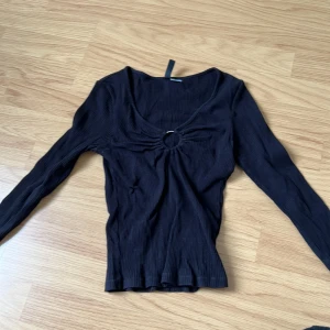 Svart långärmad tröja - En väldigt fin svart långärmad topp som har en urringning med en cirkel som är in syd i toppen🖤✨ Har inte använt den så många gånger och är fortfarande i fint skick🫧