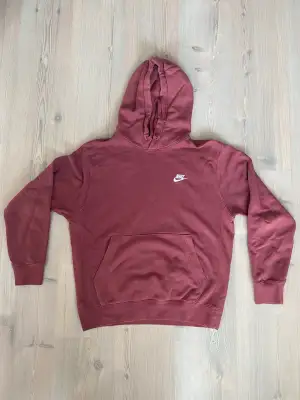 Vinröd Nike Hoodie utan dragkedja  