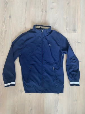 Ralph Lauren Jacka - Marinblå tunn Ralph Lauren jacka - Luva i kragen - Annorlunda storlekar - XL (18-20) 