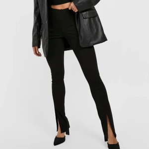 Kostymbyxor slits - Tighta kostymbyxor med slits, köpta från Boohoo! Har aldirg använt dessa då de är fel storlek. (Petit storlek) 