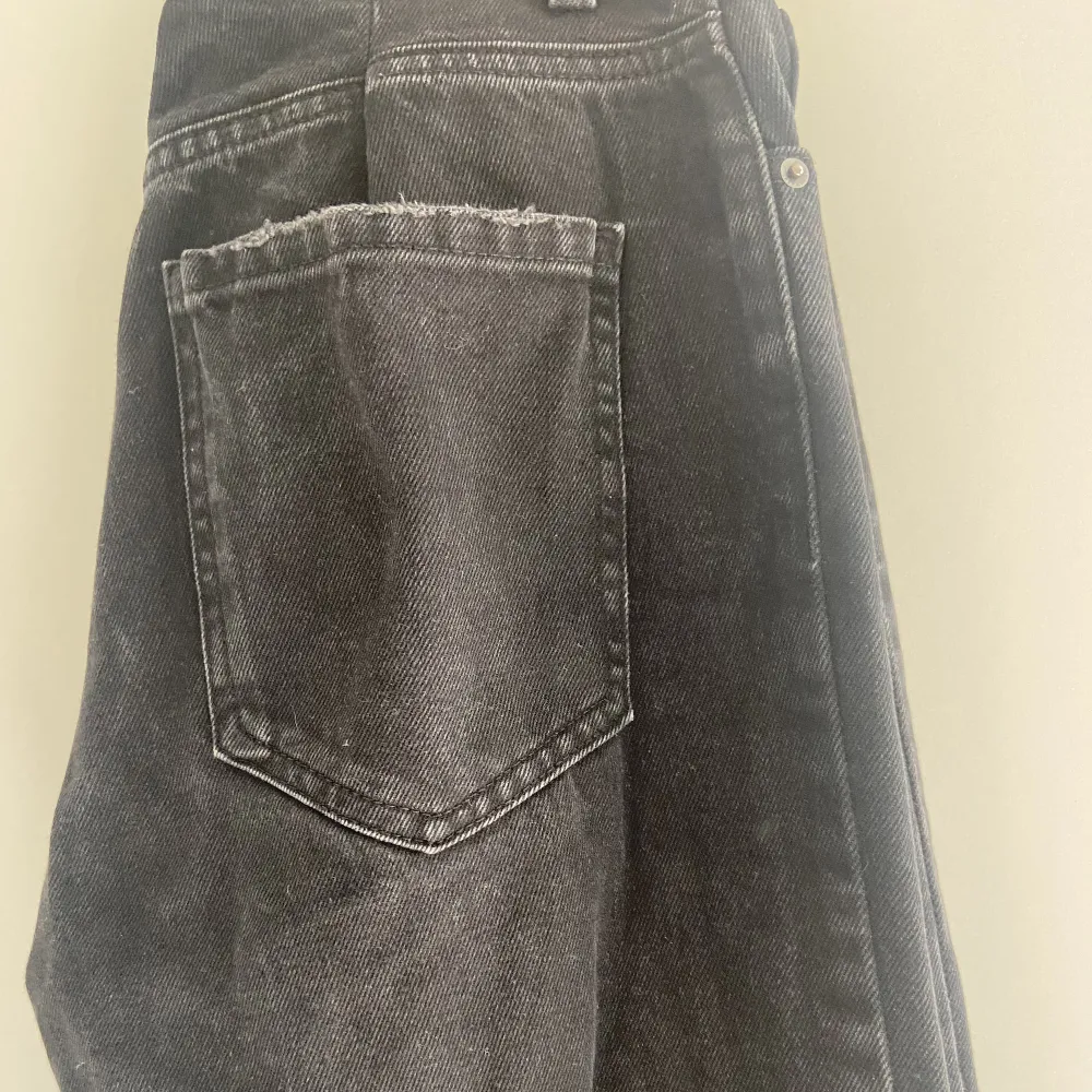 Ett par mörkgråa jeans från Bershka i storlek 38 men sitter som 36! Fint skick, långa i benen smala i midjan. . Jeans & Byxor.