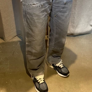 Carhartt double knee - Carthartt double knee  Storlek: 34 (midja/inseam/benöppning 44/77/24)  (Köpta hos ettresex)