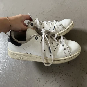 Stan Smith  - Säljer nu mina skitsnygga stan Smith med en cool marin blå jeans detalj där bak! Älskar dessa och de är val använda därav priset💙 skriv för fler bilder 