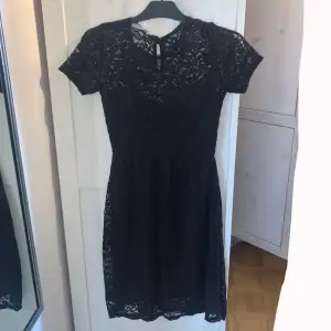 Svart klänning från gekås Ullared. Aldrig använt! Köpt för 299 kr, säljer för 100+ frakt!!💕