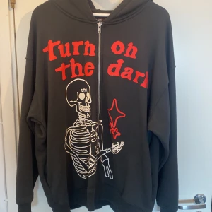 Broken planet zip up - Storlek L oversized Använt 2 gånger ser ut som ny