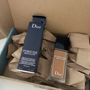 ny Dior foundation, forever glow - Färg 5N. Säljes då jag råkade köpa fel nyans 🥹endast testad på handen så den är full.     Finns att hämta i Vasastan eller så står köparen för frakt!  Nypris 600kr