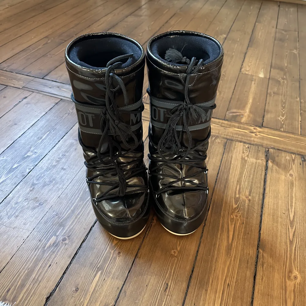 Säljer mina moon boots i färgen ICONIC VINILE METALLIC black, i storleken 35-38. Den högre modellen. Väldigt sparsamt använda så i nyskick! Nypris 1900kr. Köpta på Zalando i vintras😊. Skor.