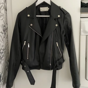 Skinnjacka  - Superfin och skön svart skinnjacka i storlek 34. Köpt från Nelly 2021, nypris 600kr mitt pris 200. Använd ca 5 gånger så den är som helt ny. Frakt tillkommer kan alt mötas upp i Gävle. 