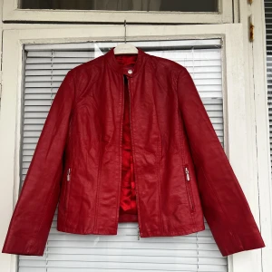 VINTAGE RÖD LÄDERJACKA - Supersnygg och populär vintage röd läderjacka säljes. Strl: 36, äkta läder. Säljes ENDAST då den är för liten för mig.  Sista bild lånad från HannaFribergs instagram. 