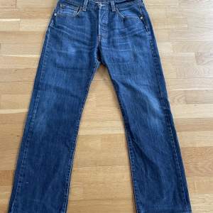 Ett par mycket fina Levis 501 jeans. Storlek: W33 L32. Vid frågor eller annat skicka ett dm! Köparen står för frakten.